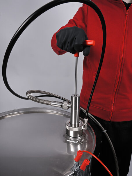 Gas-tight stainless steel drum pump with outlet hose