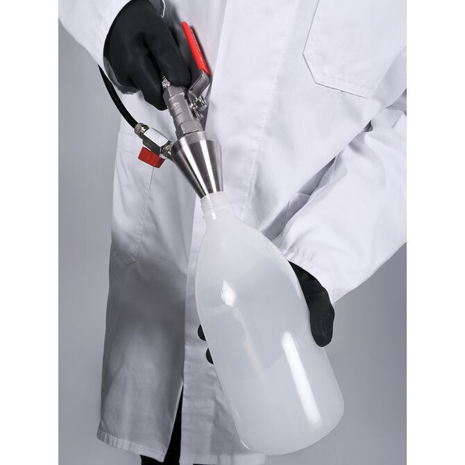 Gas-tight stainless steel drum pump with outlet hose