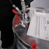 Gas-tight stainless steel drum pump with outlet hose