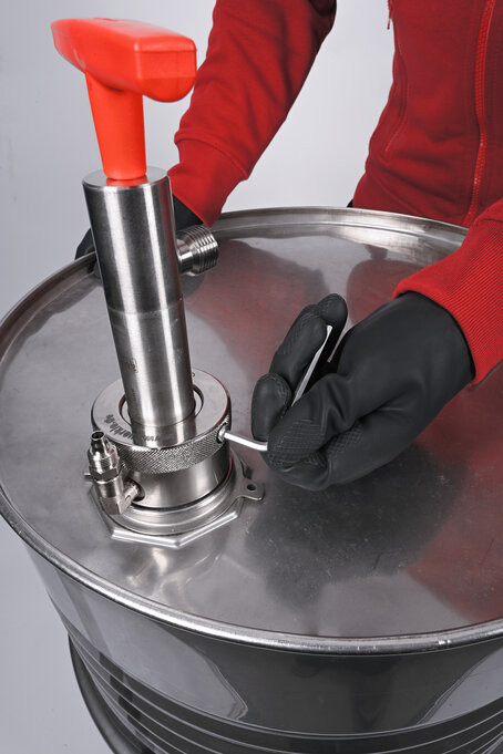 Gas-tight stainless steel drum pump with outlet hose