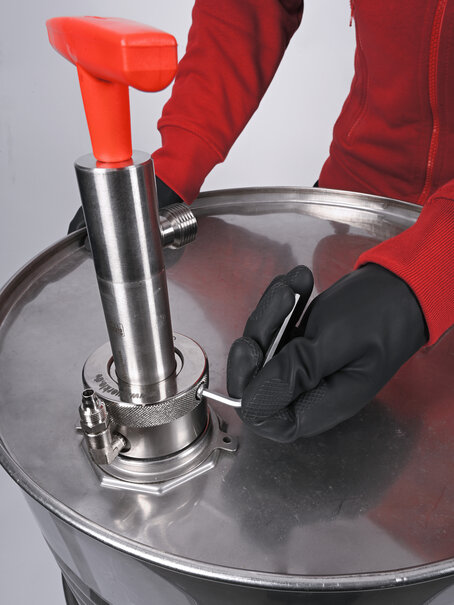Gas-tight stainless steel drum pump with outlet hose