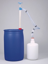 Gas-tight barrel pump made of PP with original container
